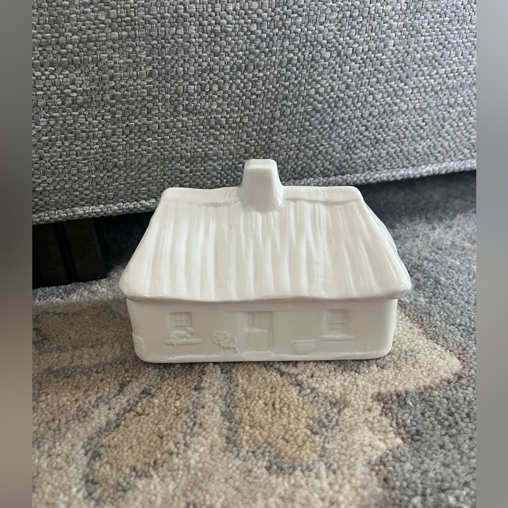 Belleek 'Kilmore Cottage' Trinket Box 1999 event, signed by Carney
